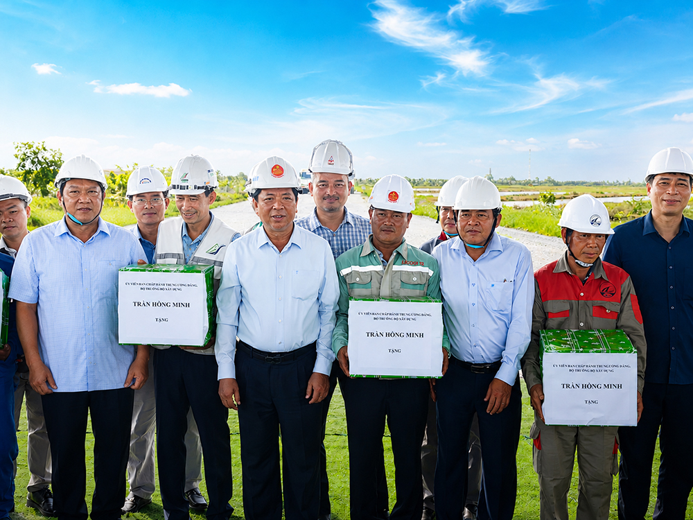 BỘ TRƯỞNG TRẦN HỒNG MINH ĐỘNG VIÊN THĂM HỎI DỰ ÁN ĐƯỜNG HỒ CHÍ MINH - CHỈ ĐẠO XỬ LÝ DỨT ĐIỂM VƯỚNG MẮC ĐỂ DỰ ÁN VỀ ĐÍCH ĐÚNG TIẾN ĐỘ