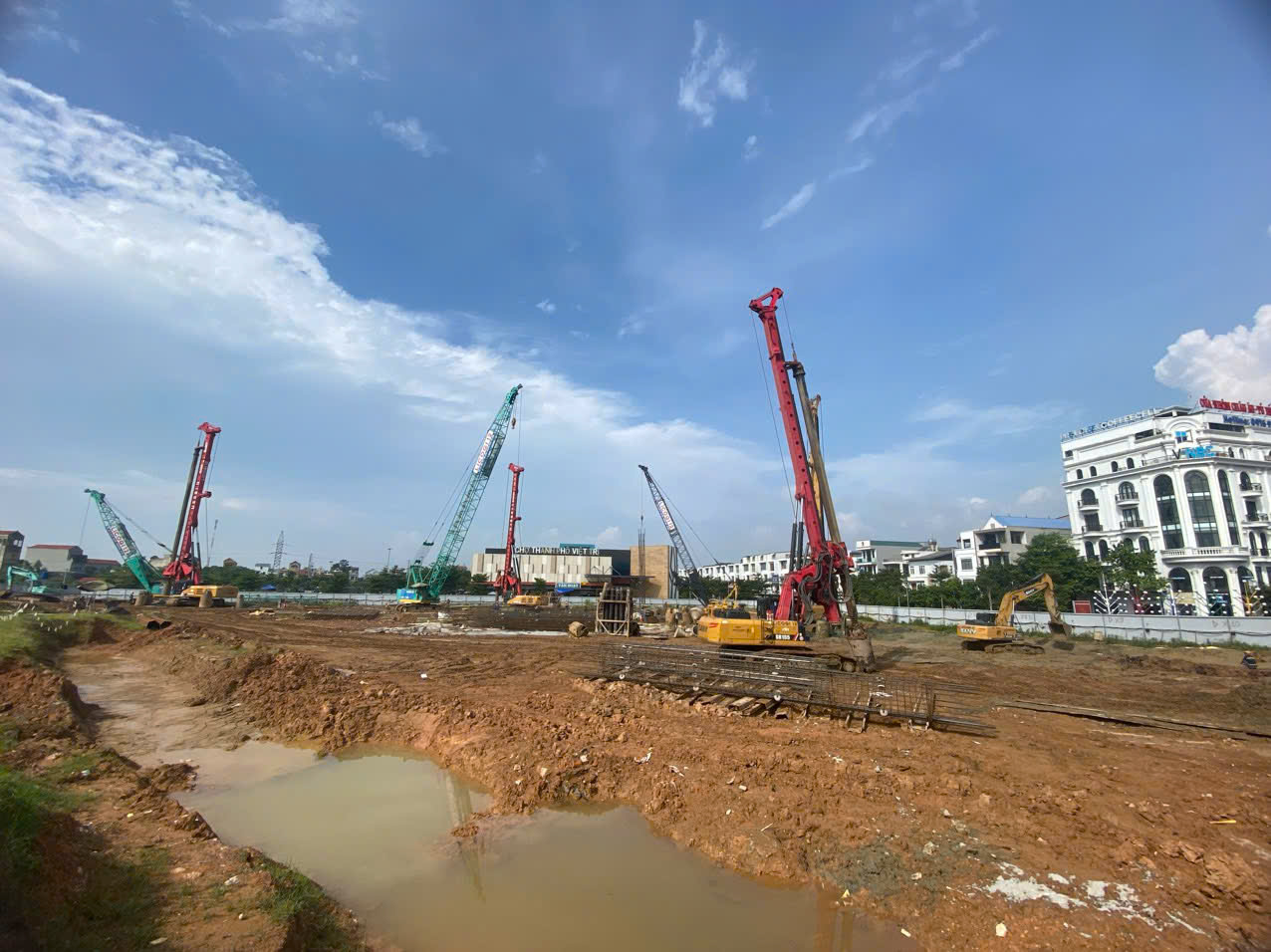 Tháp trung tâm thương mại tài chính và căn hộ đa chức năng Quảng trường Hùng Vương